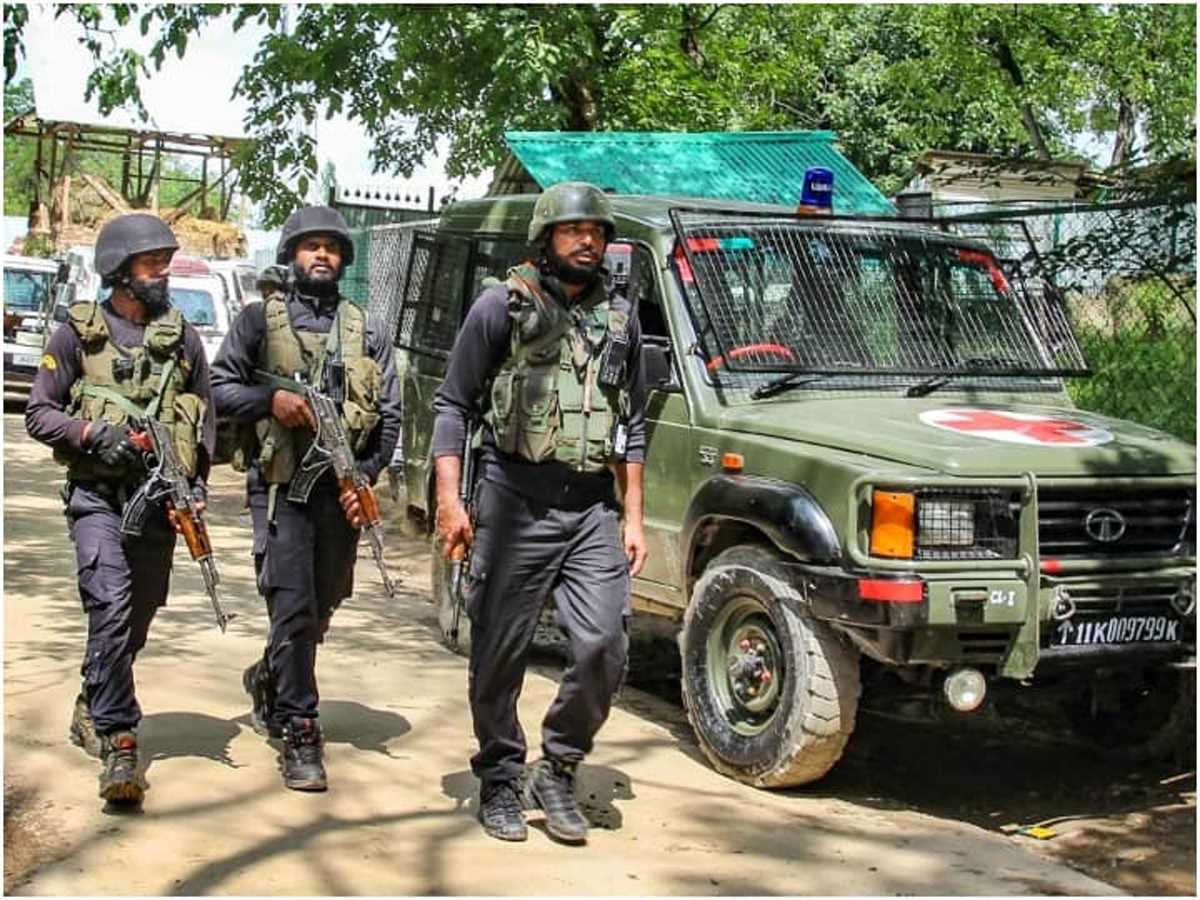 जम्मू-कश्मीर मुठभेड़ में जैश-ए-मोहम्मद का आतंकवादी मारा गया, एक जवान समेत 3 जख्मी